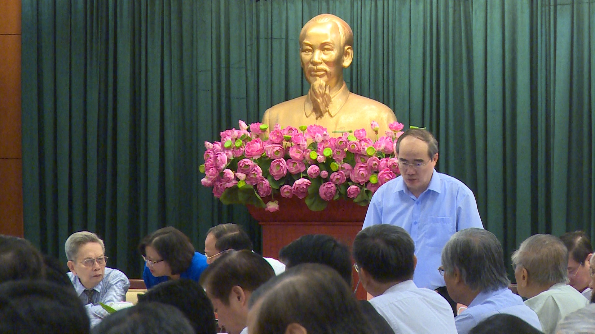 Bi thu Nguyen Thien Nhan tiep xuc gioi tri thuc Sai Gon hinh anh