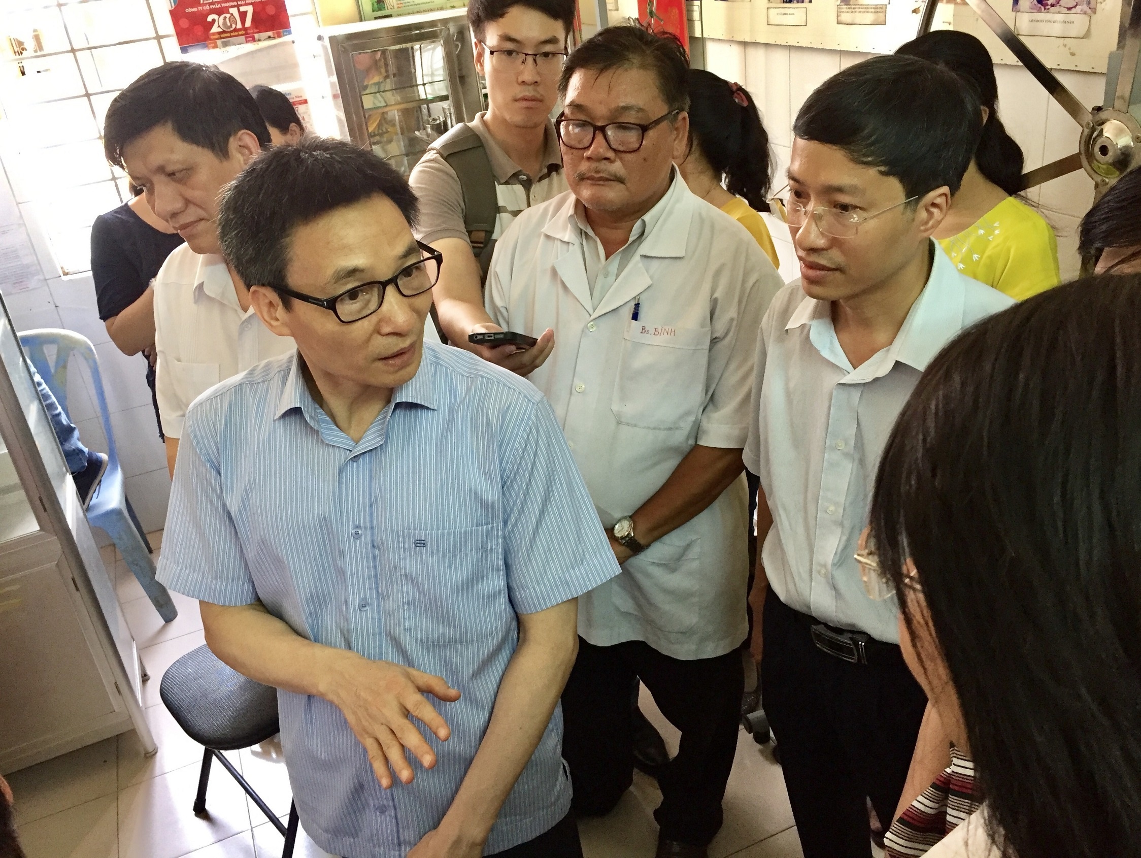 Pho thu tuong mo thung rac tram y te kiem tra ve sinh o Sai Gon hinh anh