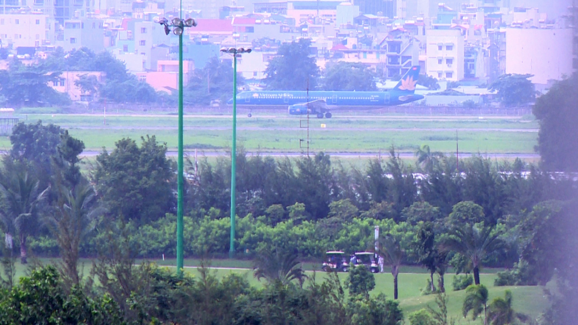 San golf canh duong bang san bay Tan Son Nhat hoat dong the nao? hinh anh