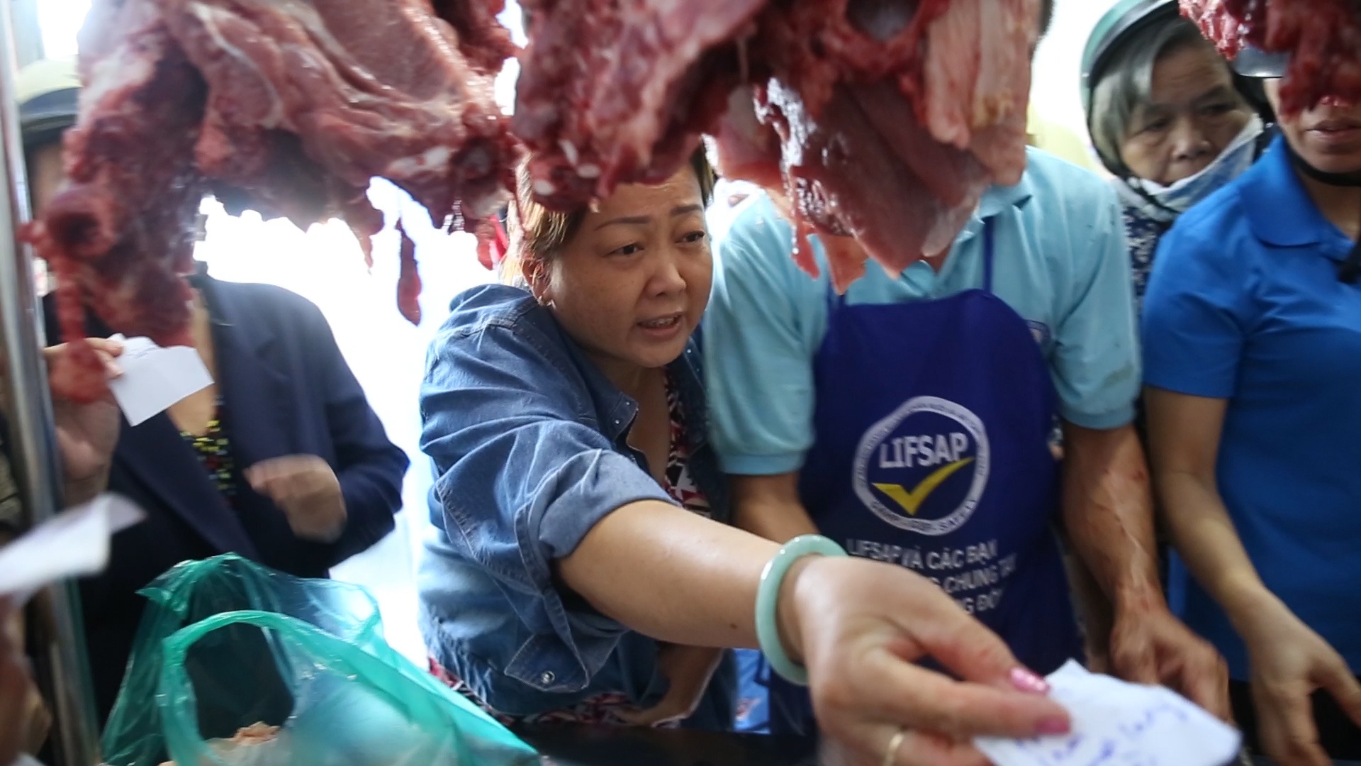 Boc so thu tu cho mua thit heo o Sai Gon hinh anh