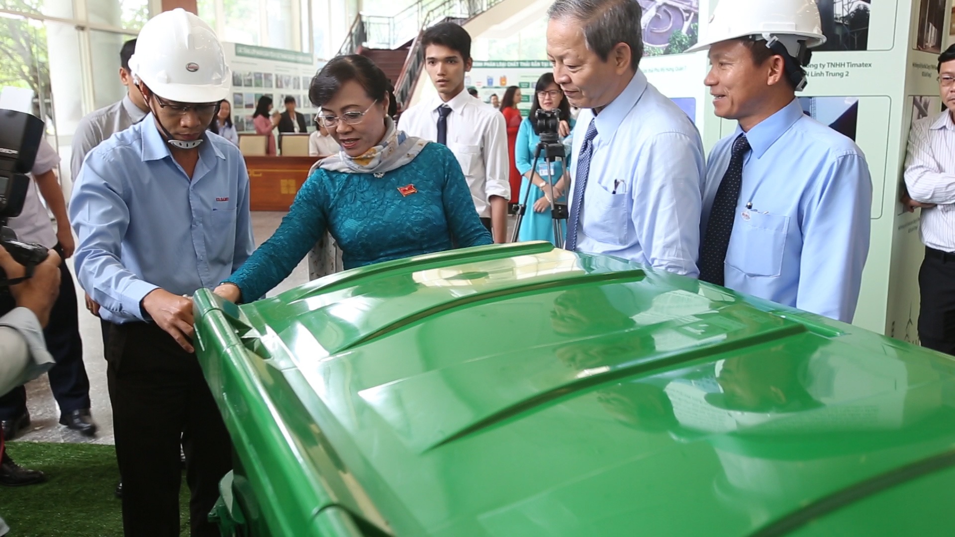 Chu tich HDND TP.HCM kiem tra xe rac cong nghe moi hinh anh