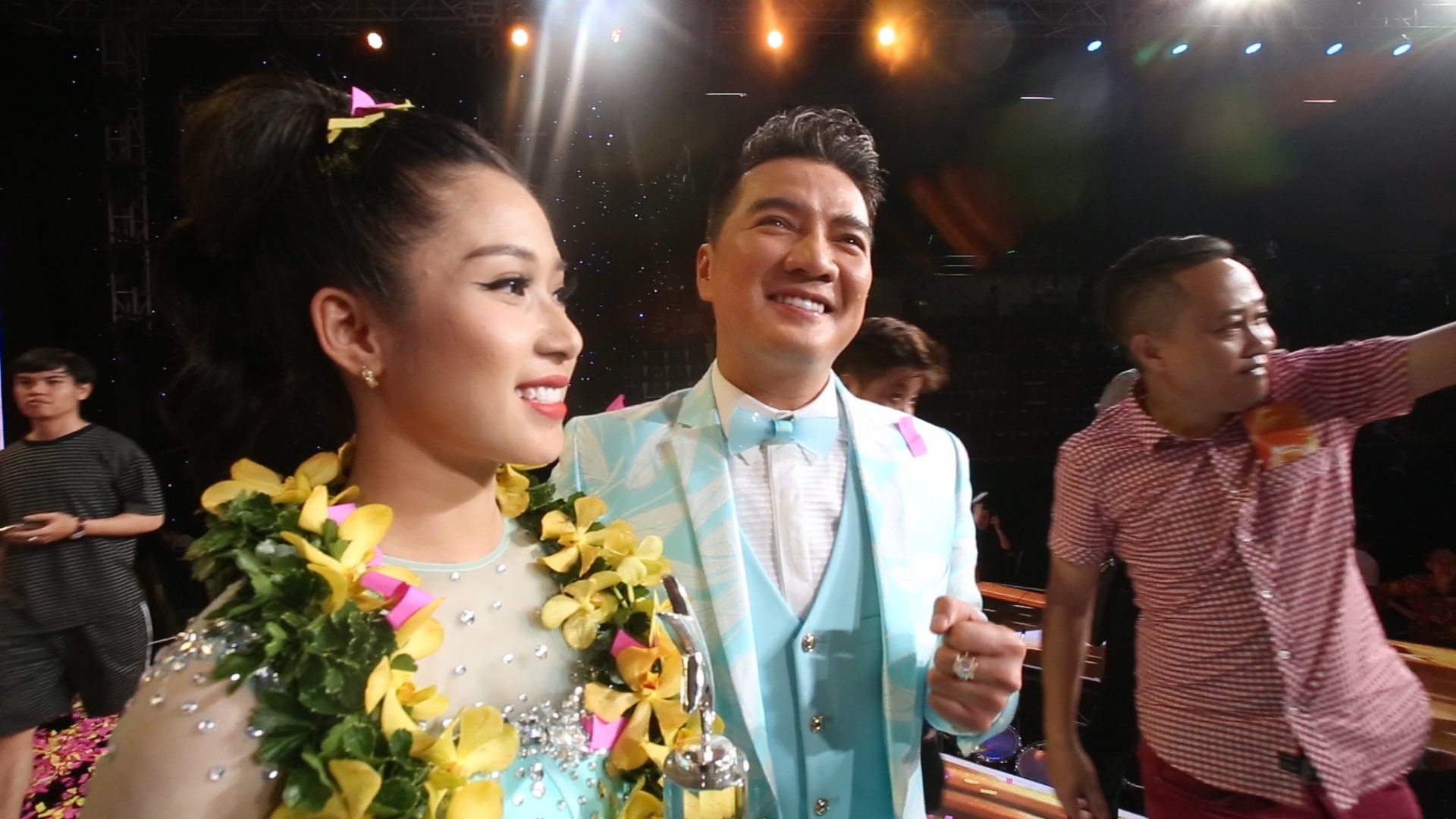 Dam Vinh Hung va hoc tro hanh phuc khi chien thang o Than tuong Bolero hinh anh