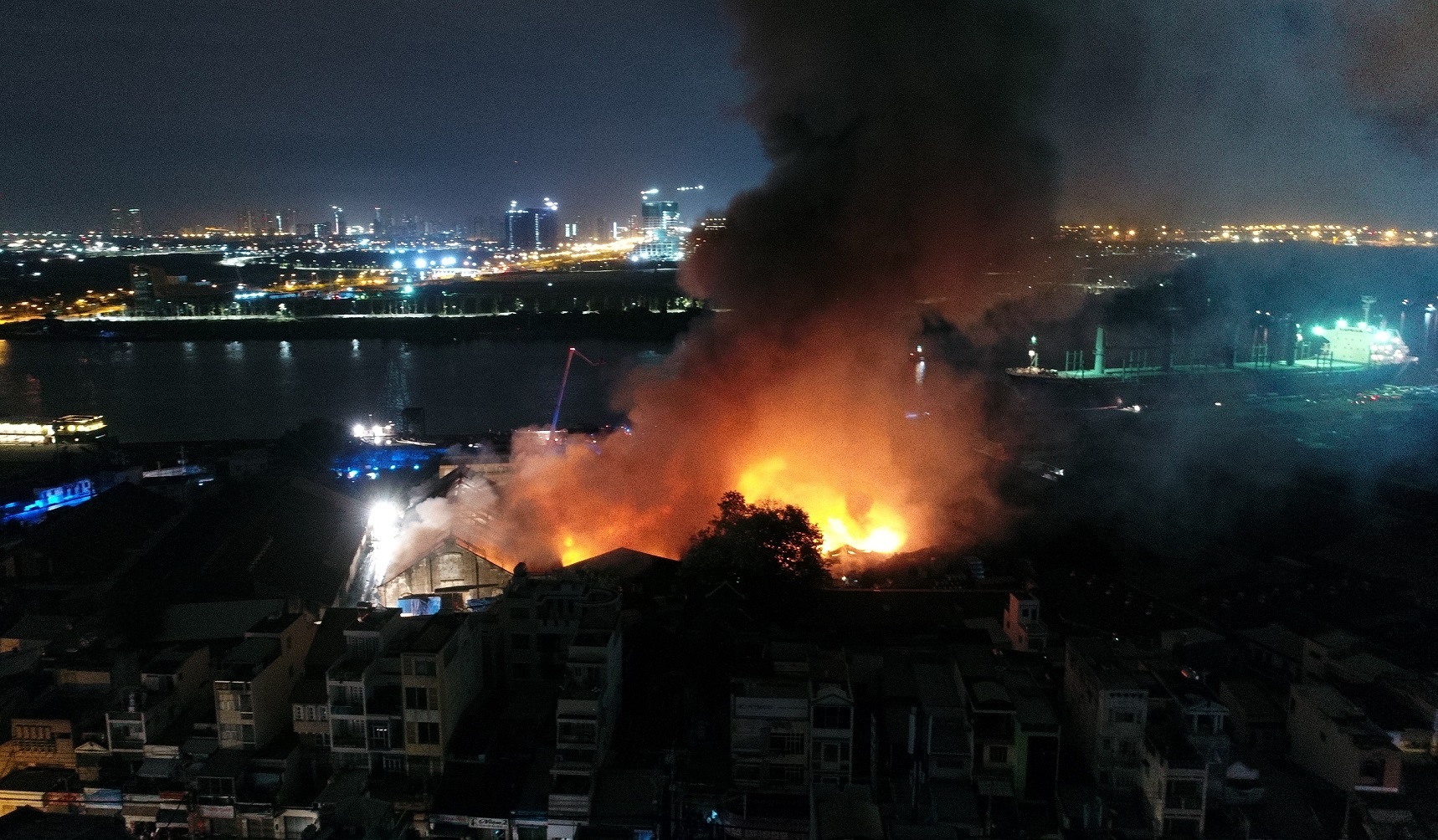 Toan canh dam chay lon tai nha kho o cang Sai Gon nhin tu tren cao hinh anh