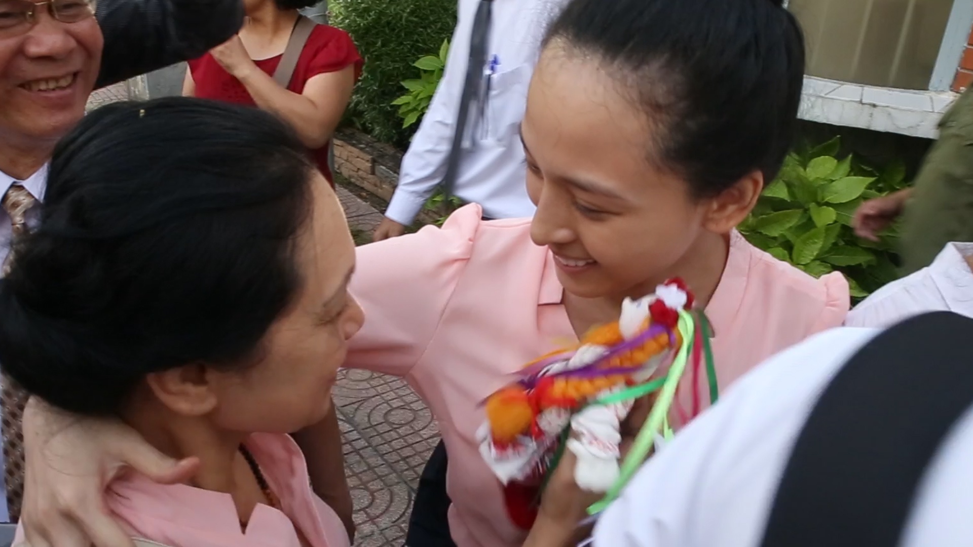 Me con hoa hau Phuong Nga trao nuoc mat ngay cong trai tam giam hinh anh