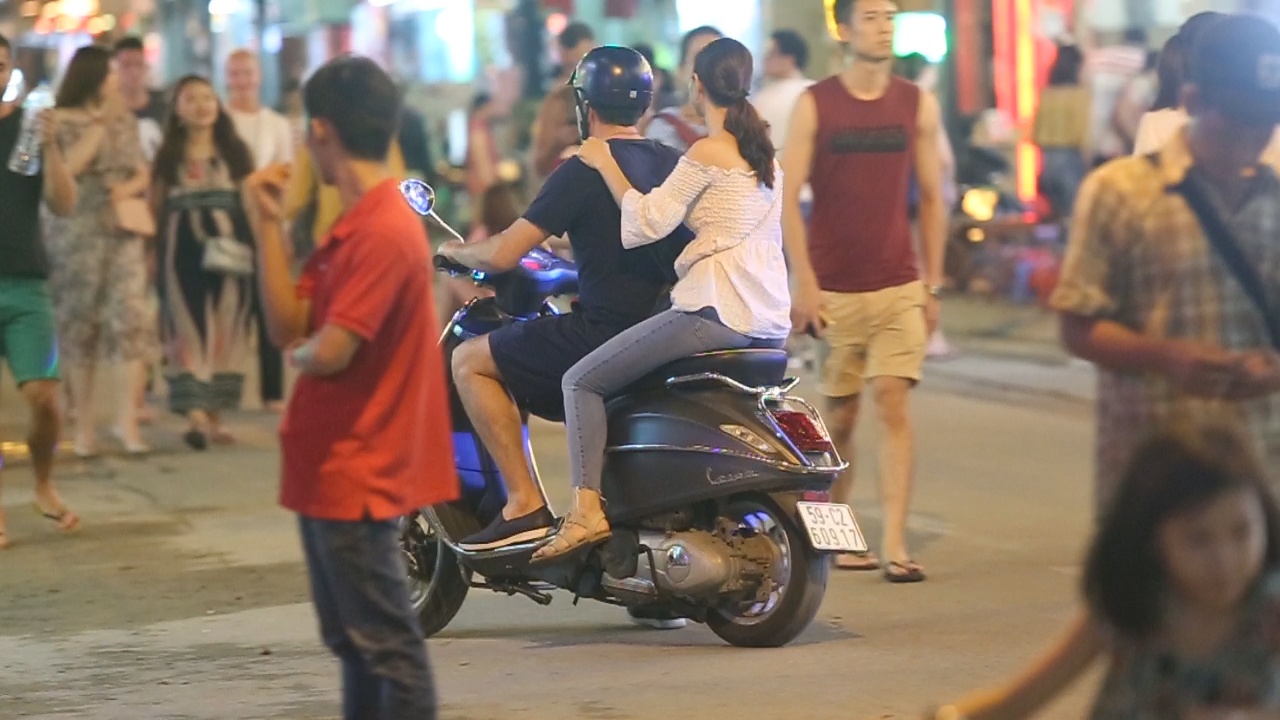 Xe may vo tu luu thong tai pho Bui Vien sau lenh cam hinh anh