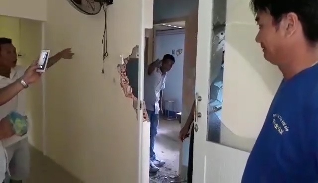 4 ngoi nha hu hong nang sau tieng no lon tren troi hinh anh