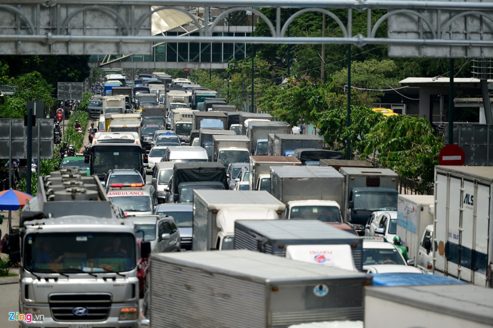 So GTVT TP.HCM noi ve giai phap giam un tac o san bay Tan Son Nhat hinh anh