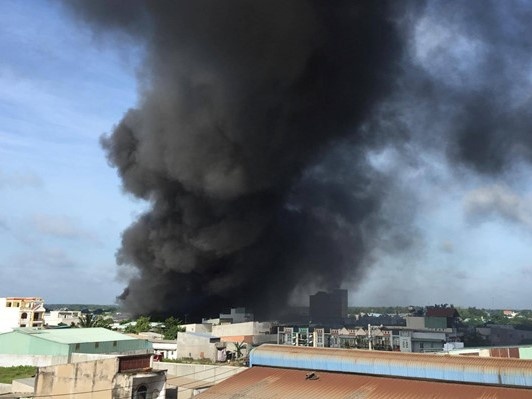 Chay lon tai cong ty nhua o Sai Gon hinh anh