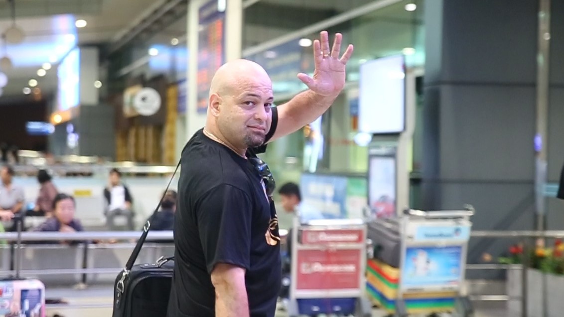 Flores noi gi truoc khi roi TP. HCM ve nuoc hinh anh