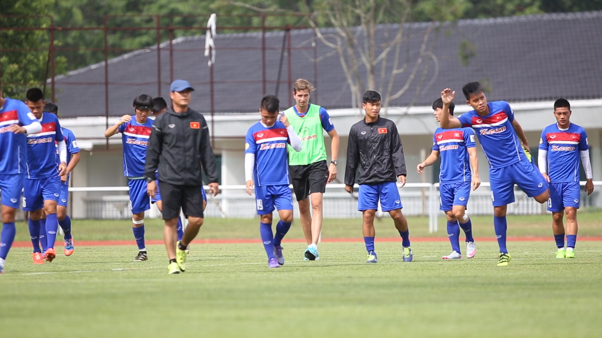 Buoi tap dau tien cua U22 VN bi gian doan vi mua to hinh anh