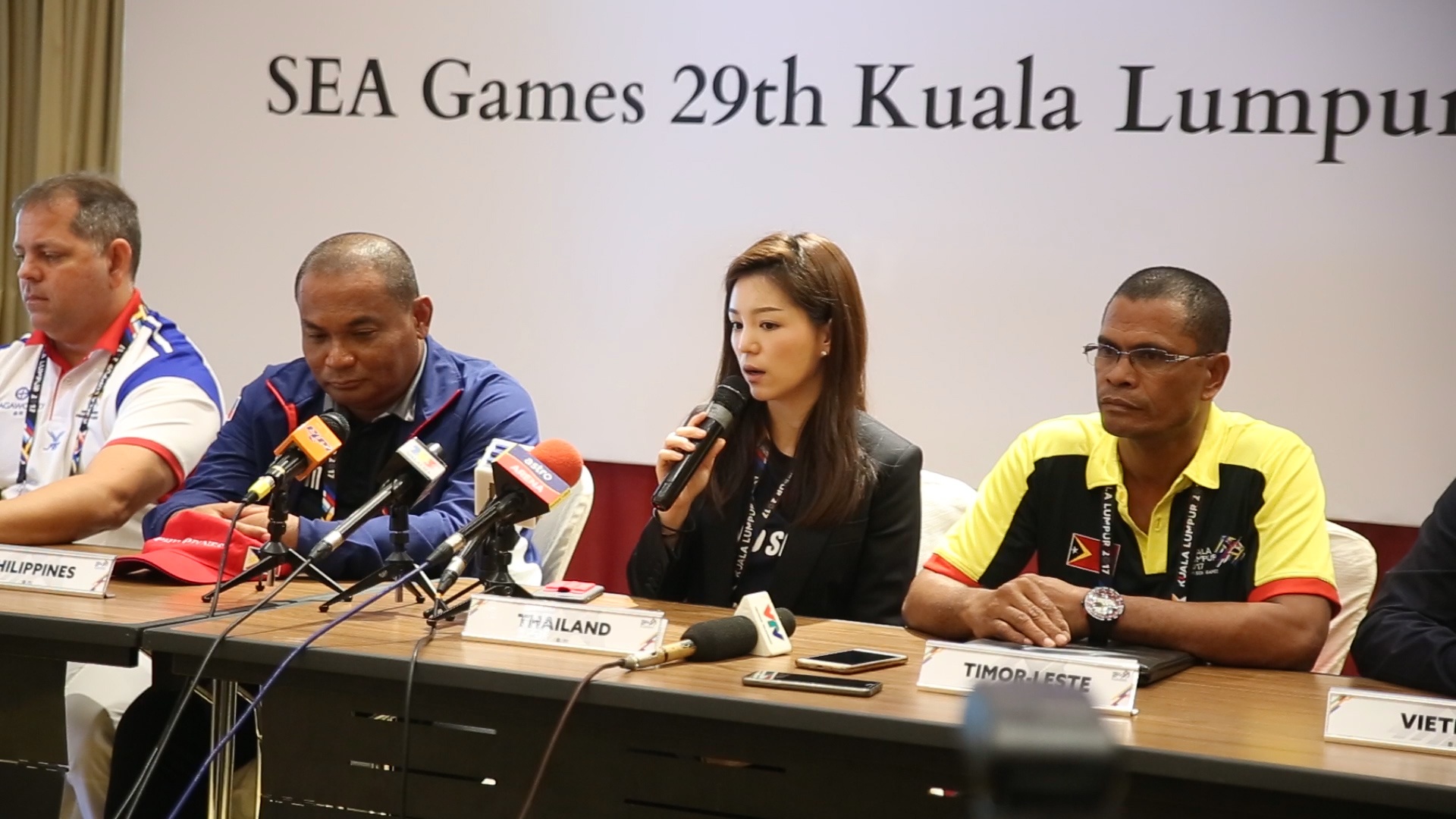 Nu truong doan xinh dep Thai Lan bat ngo du hop bao hinh anh