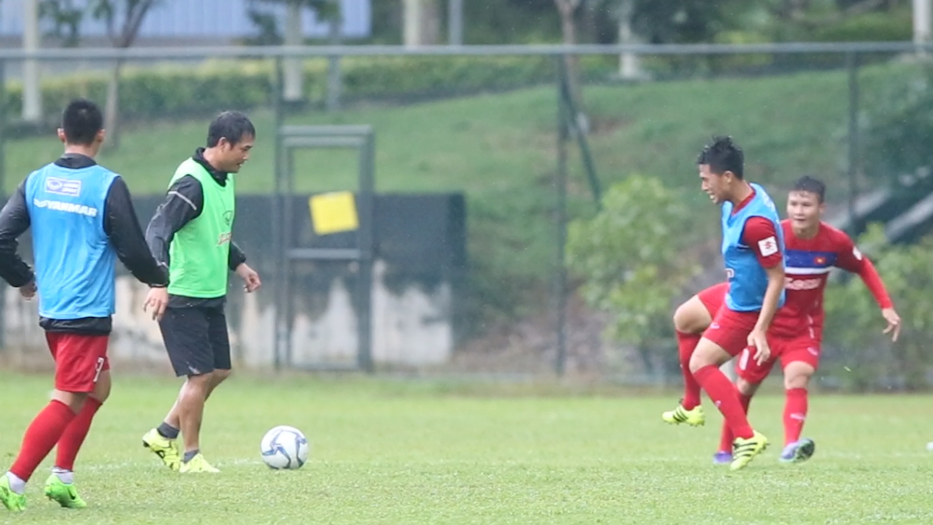 HLV Huu Thang 'ta xung huu dot' tren san tap hinh anh