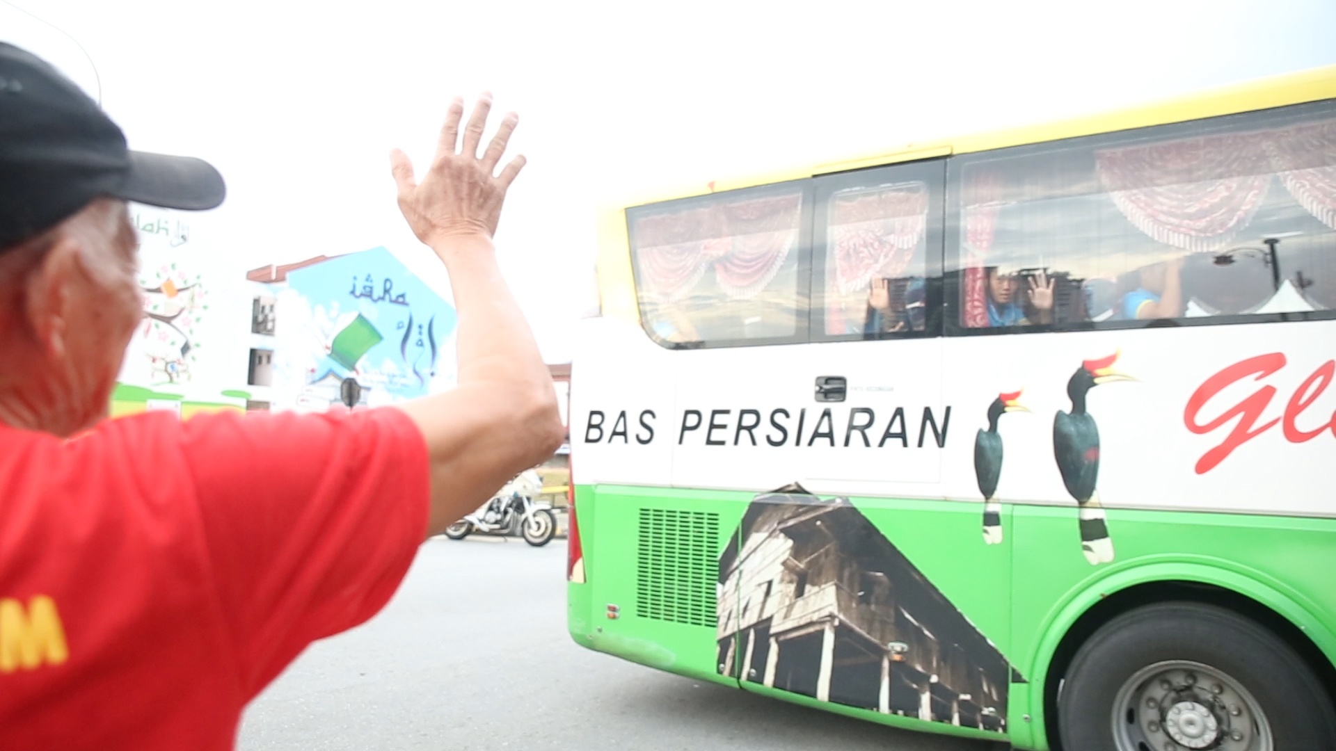 Ong noi chi kip chao Duc Chinh tren duong len xe buyt hinh anh