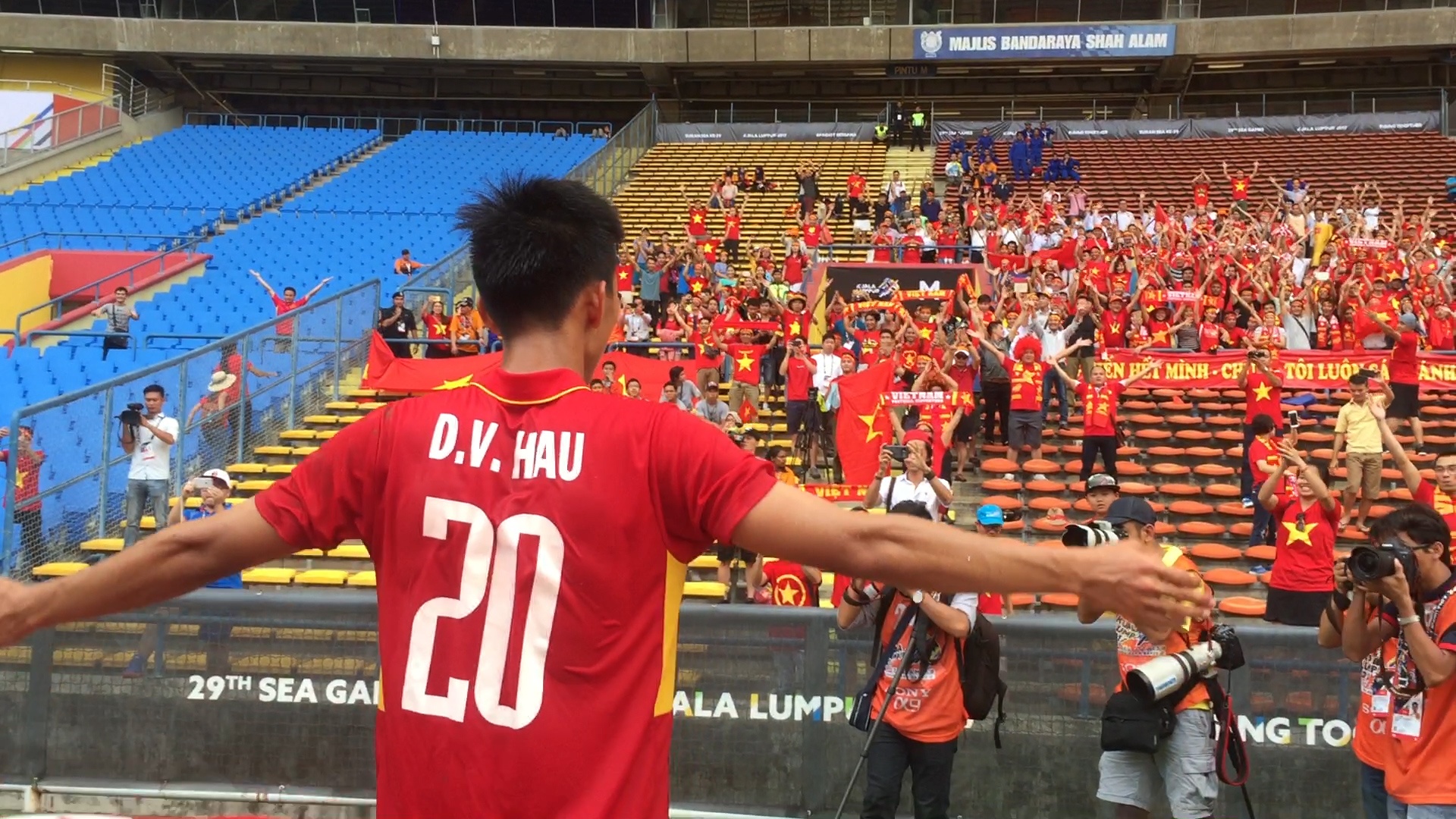 Cau thu U22 vo tay theo nhip cam on nguoi ham mo hinh anh