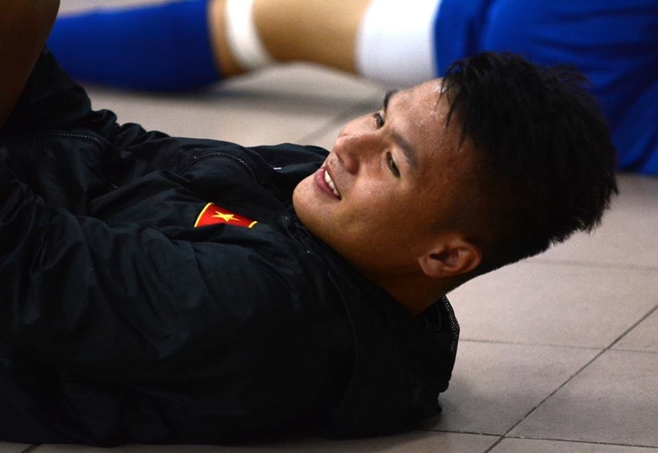 Mua lon kem sam set, DT U22 huy tap san co hinh anh