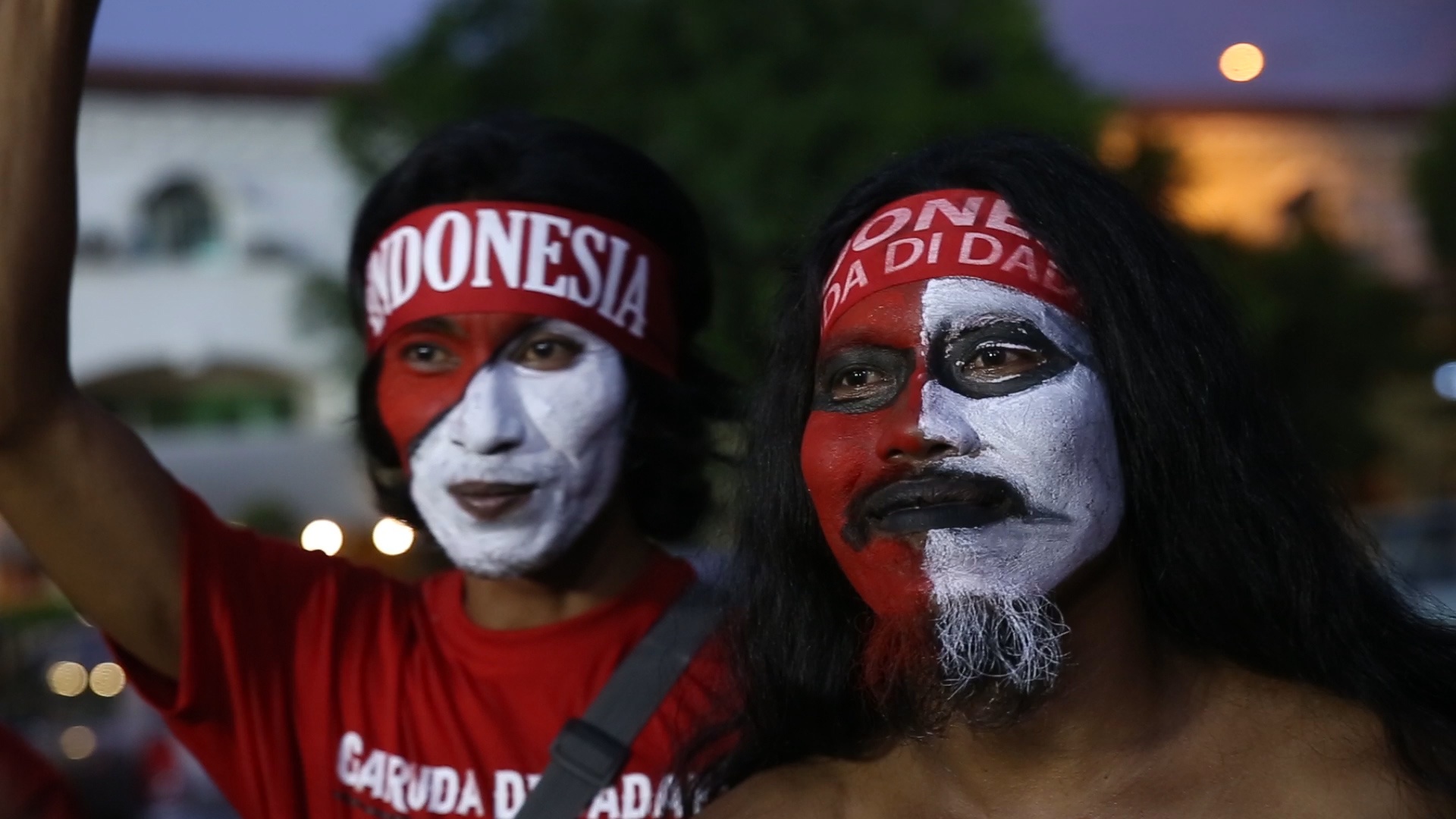 Mau ao do ngap tran tran dau U22 Viet Nam va U22 Indonesia hinh anh