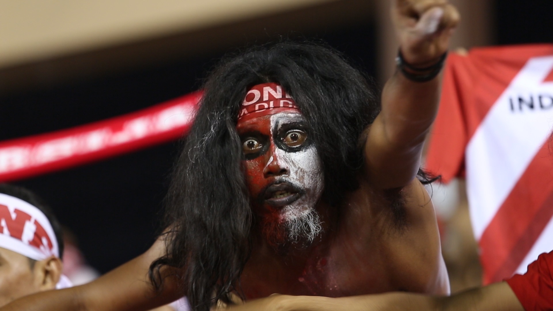 CDV Indonesia hoa trang kinh di tren san Salayang hinh anh