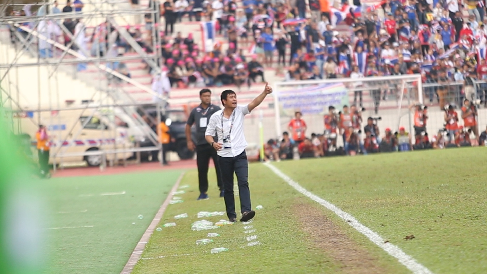 Huu Thang lien tuc thuc giuc hoc tro 'chien dau' hinh anh