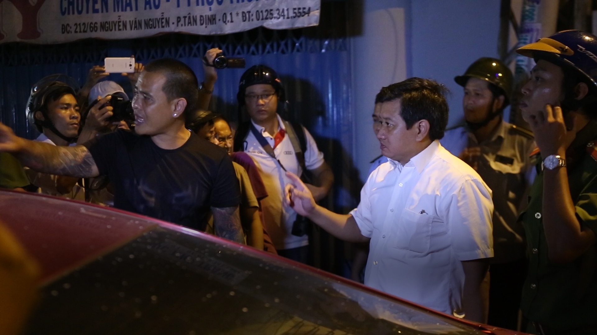 Nguoi vi pham bat khoc khi gap doan cong tac cua ong Hai hinh anh