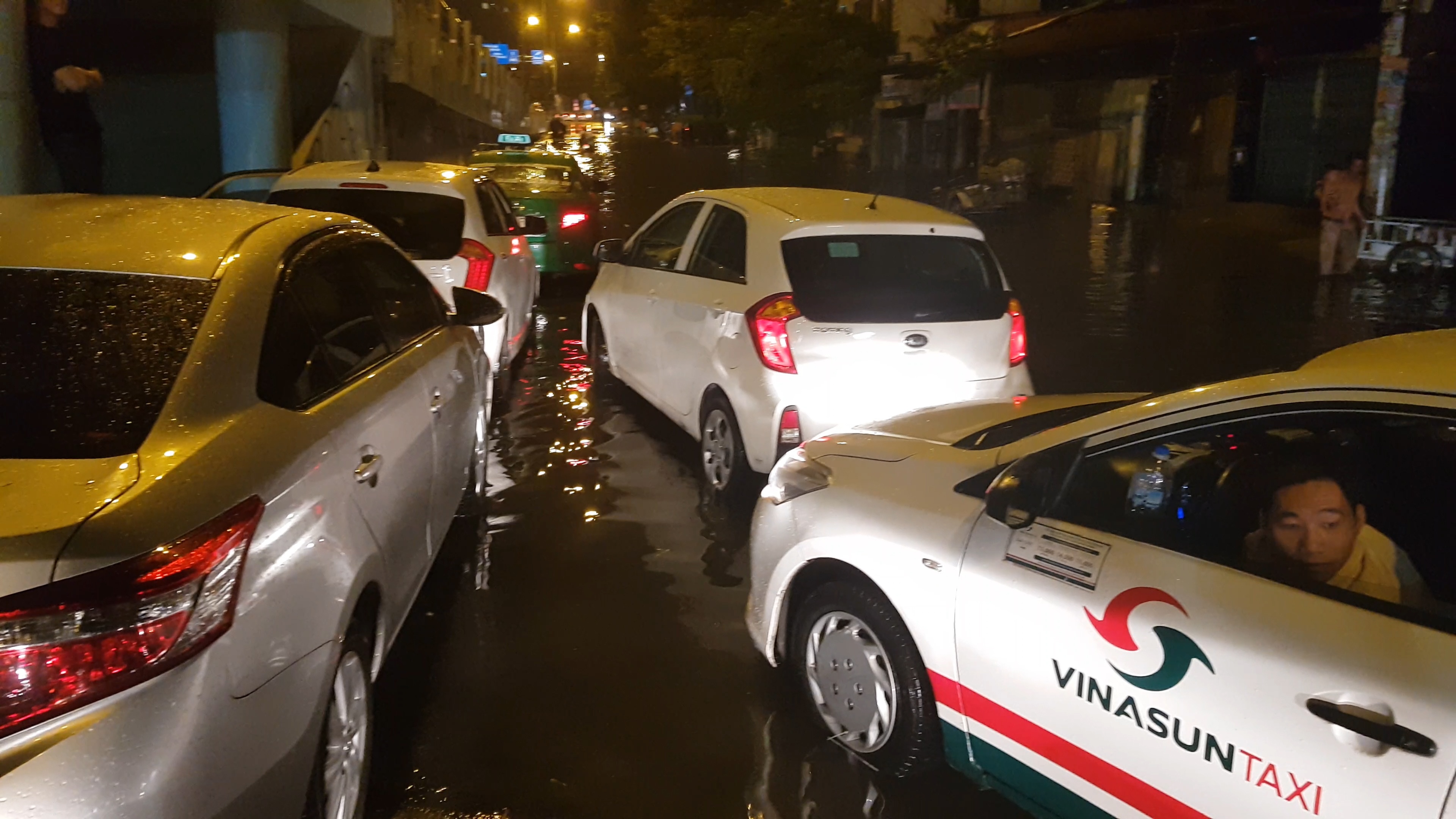 Duong Sai Gon ngap, tai xe xe 4 cho 'bo goi' trong oto cho nuoc rut hinh anh