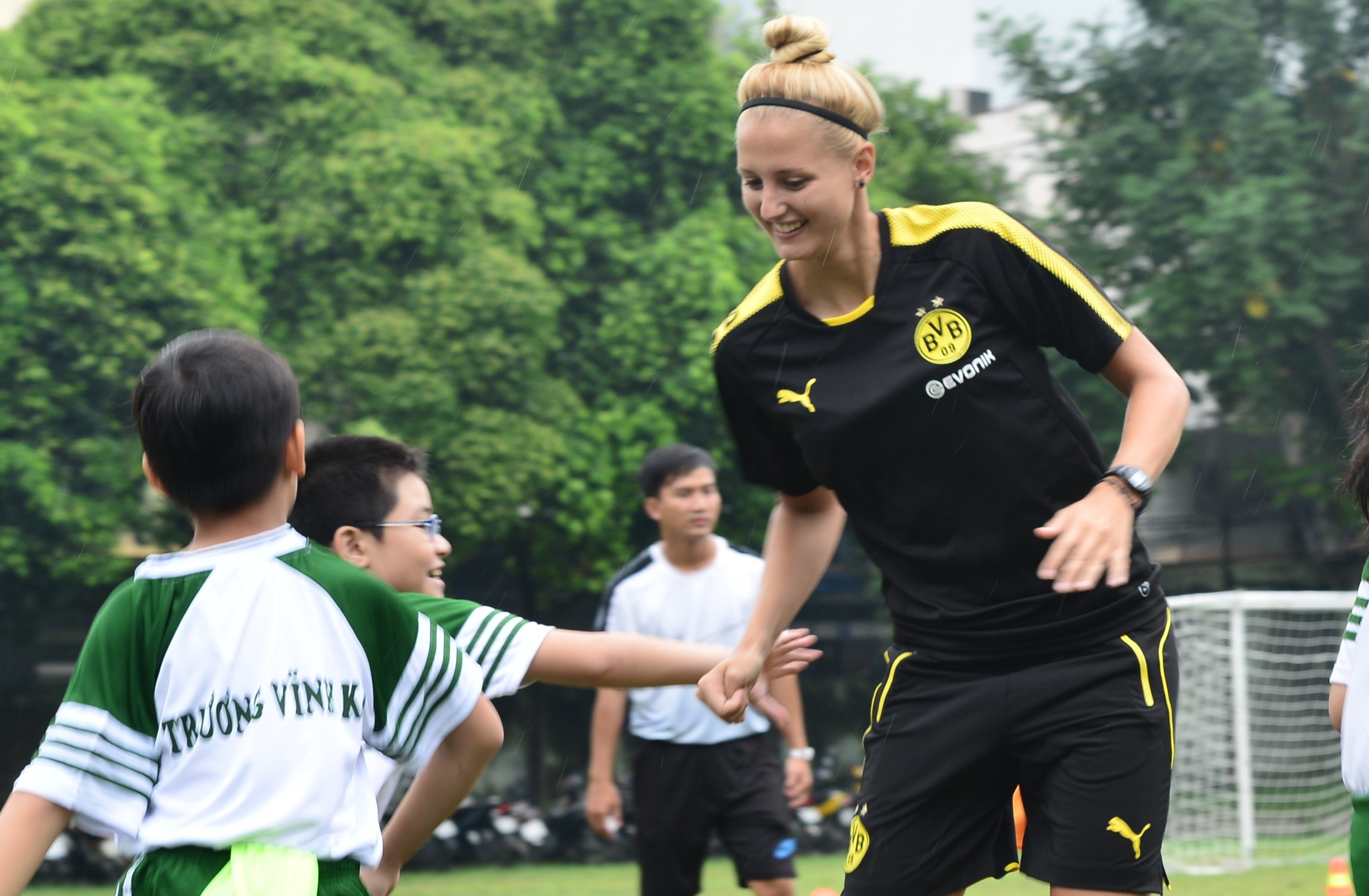 Hoc sinh Sai Gon hao hung choi bong cung nu HLV Dortmund hinh anh