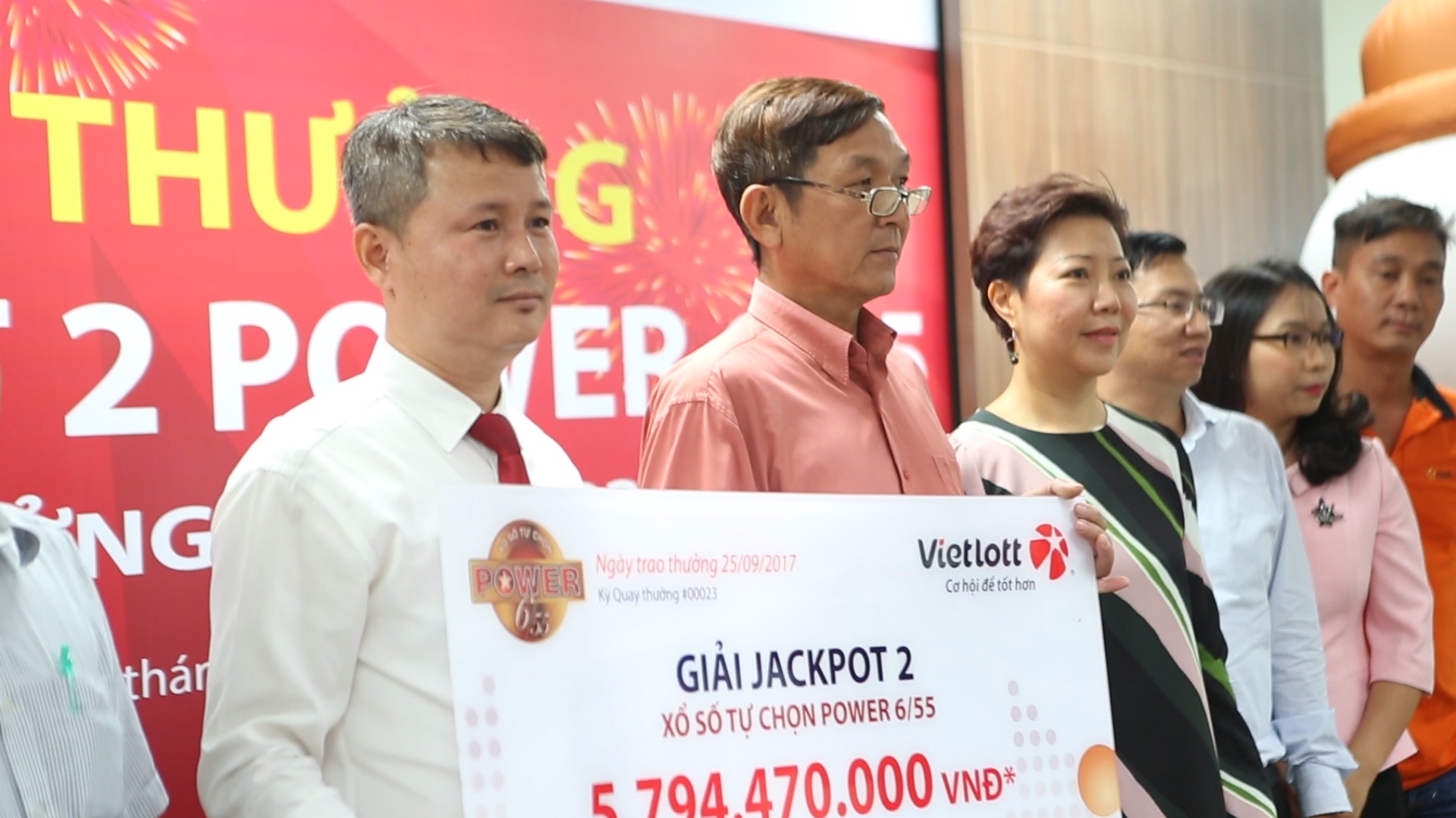 Trung Vietlott chi 6 ty dong, nguoi nhan thuong bo mat na hinh anh