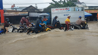 Nuoc chay xiet cuon xe may sau tran mua lon o Bien Hoa hinh anh