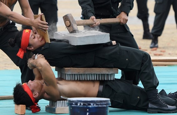 Canh sat dac nhiem trinh dien khi cong trong dien tap APEC 2017 hinh anh