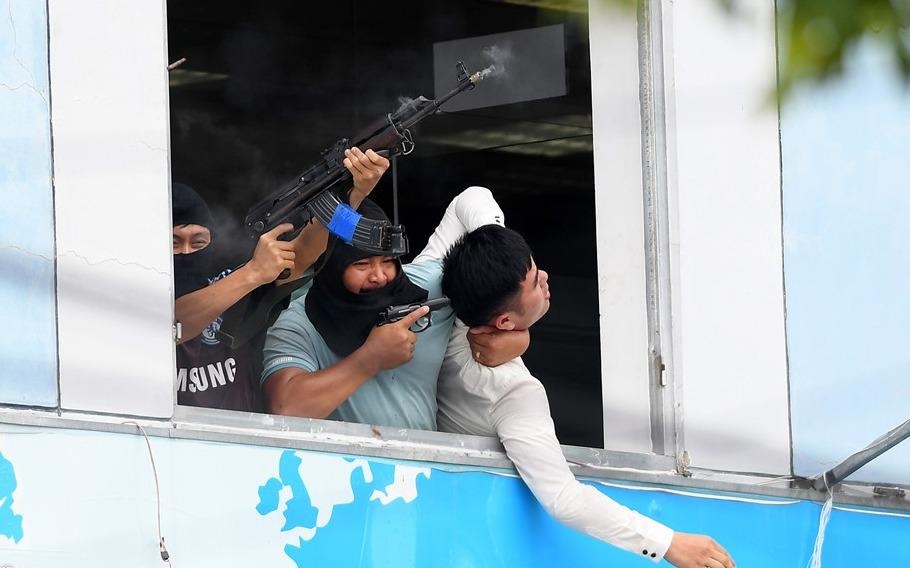 Canh sat dac nhiem Viet Nam dien tap ky nang 'ha' khung bo hinh anh