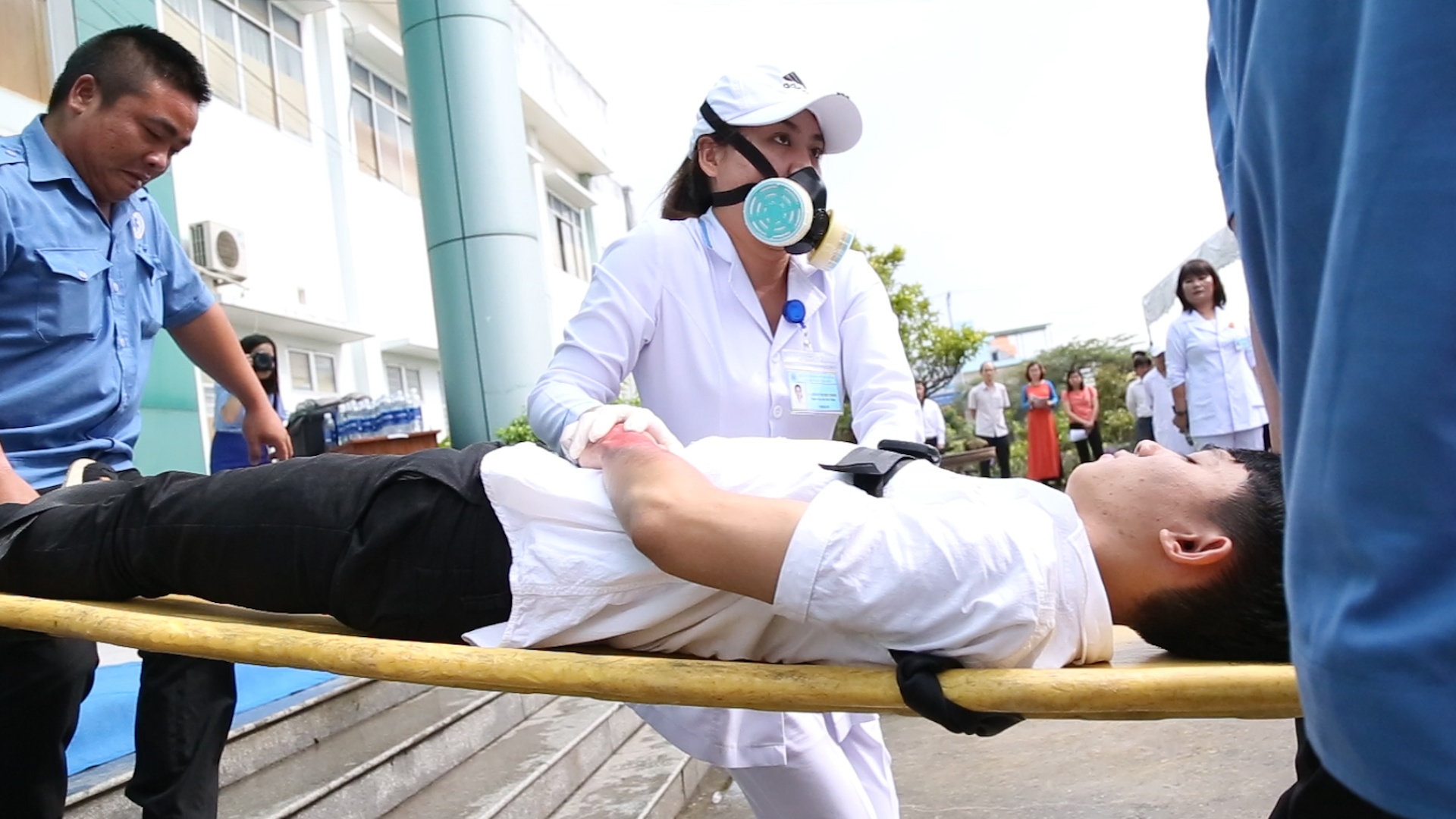 Dien tap cap cuu dai bieu APEC khi co no lon hinh anh