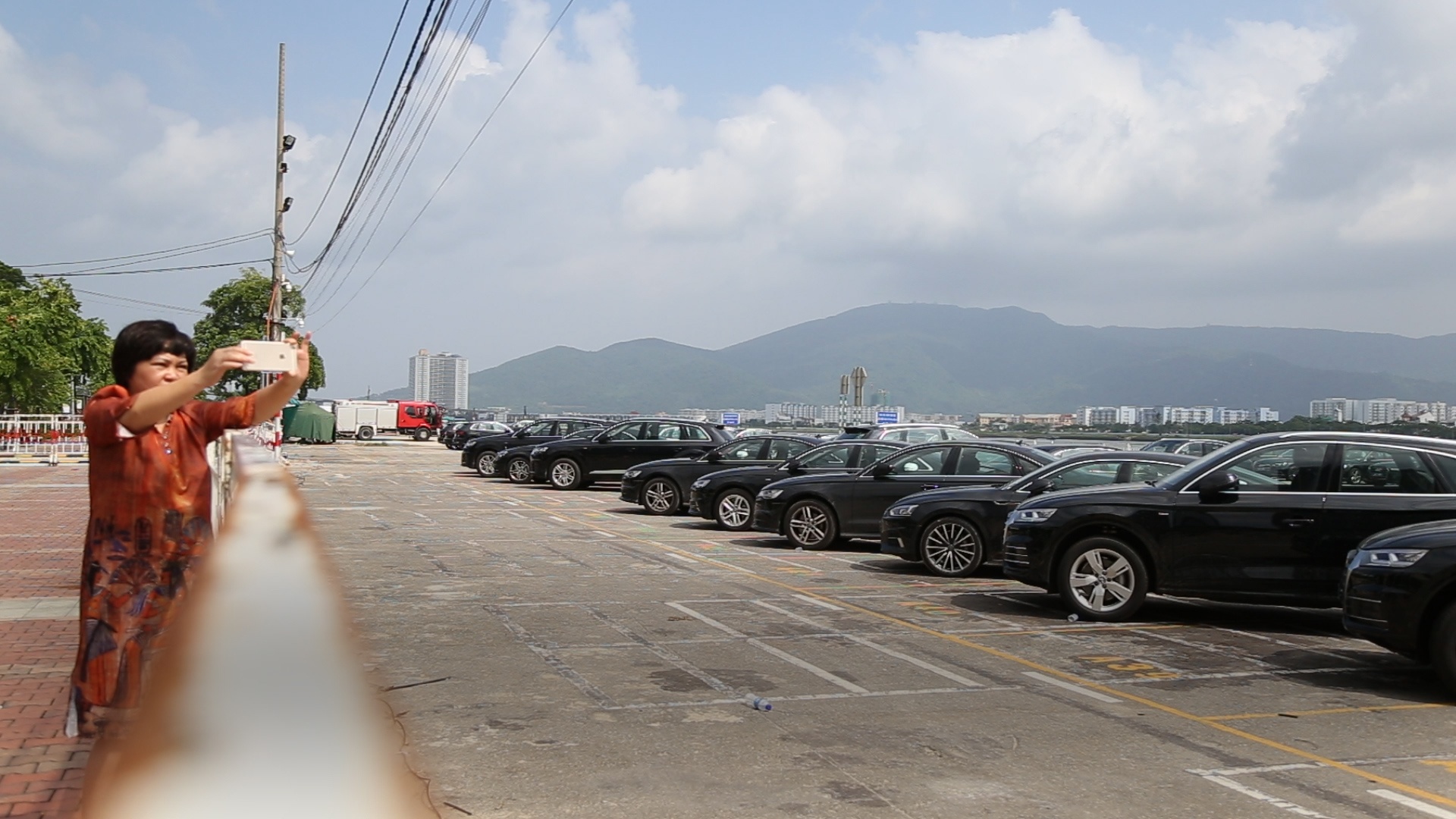 Xe sang phuc vu APEC 2017 thu hut nguoi dan Da Nang hinh anh