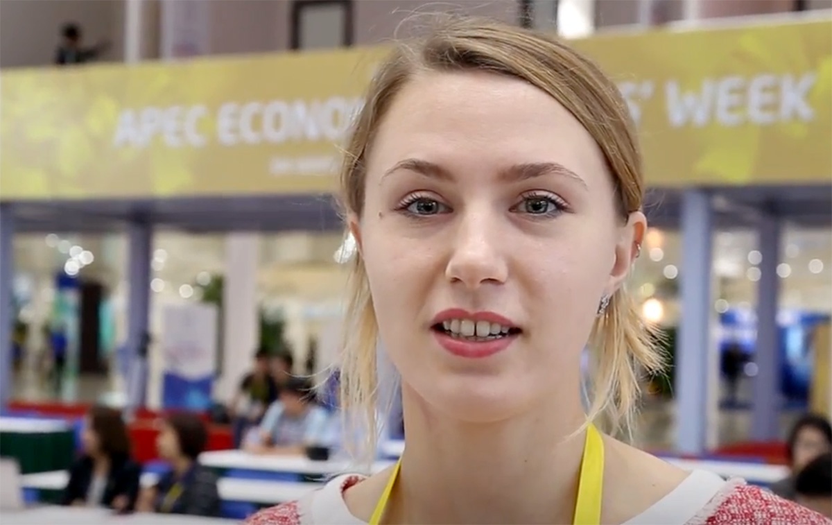 Nu phong vien xinh dep tat bat tai trung tam bao chi sau khai mac APEC hinh anh