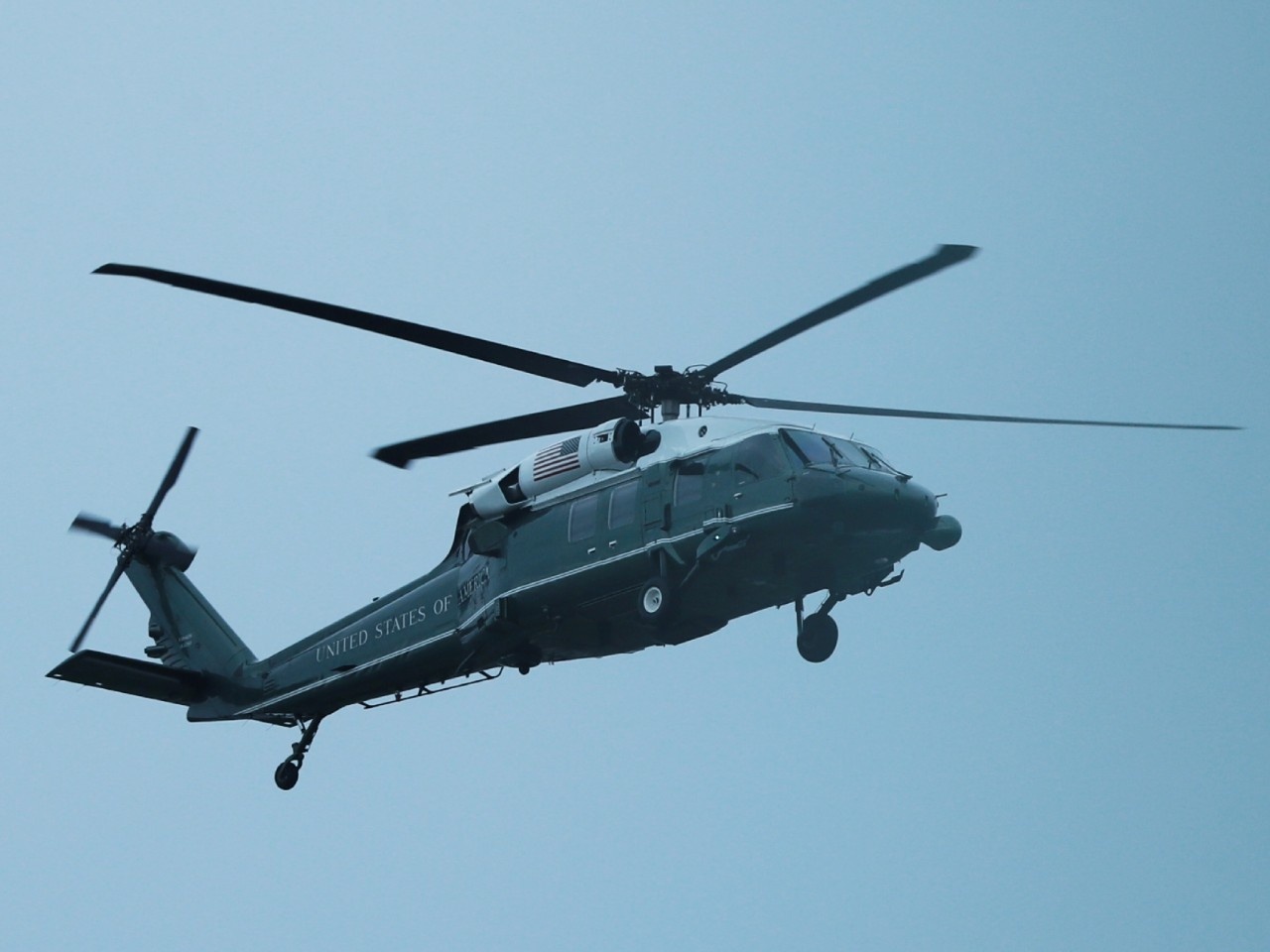 Marine One cua Tong thong Trump cat canh o san bay Da Nang hinh anh