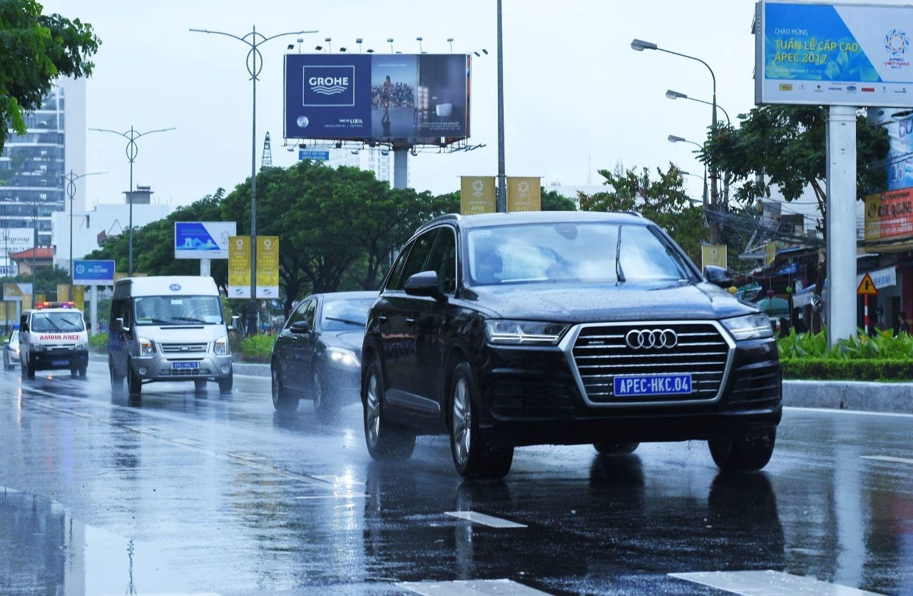 Doan xe lanh dao APEC tren duong pho Da Nang hinh anh