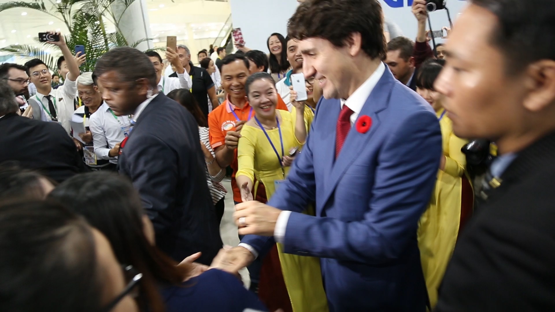 Tinh nguyen vien APEC cuong nhiet khi gap Thu tuong Trudeau hinh anh
