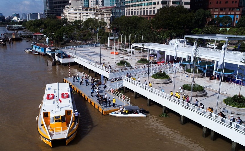 Nguoi Sai Gon hao huc cho tuyen buyt song dau tien hoat dong hinh anh