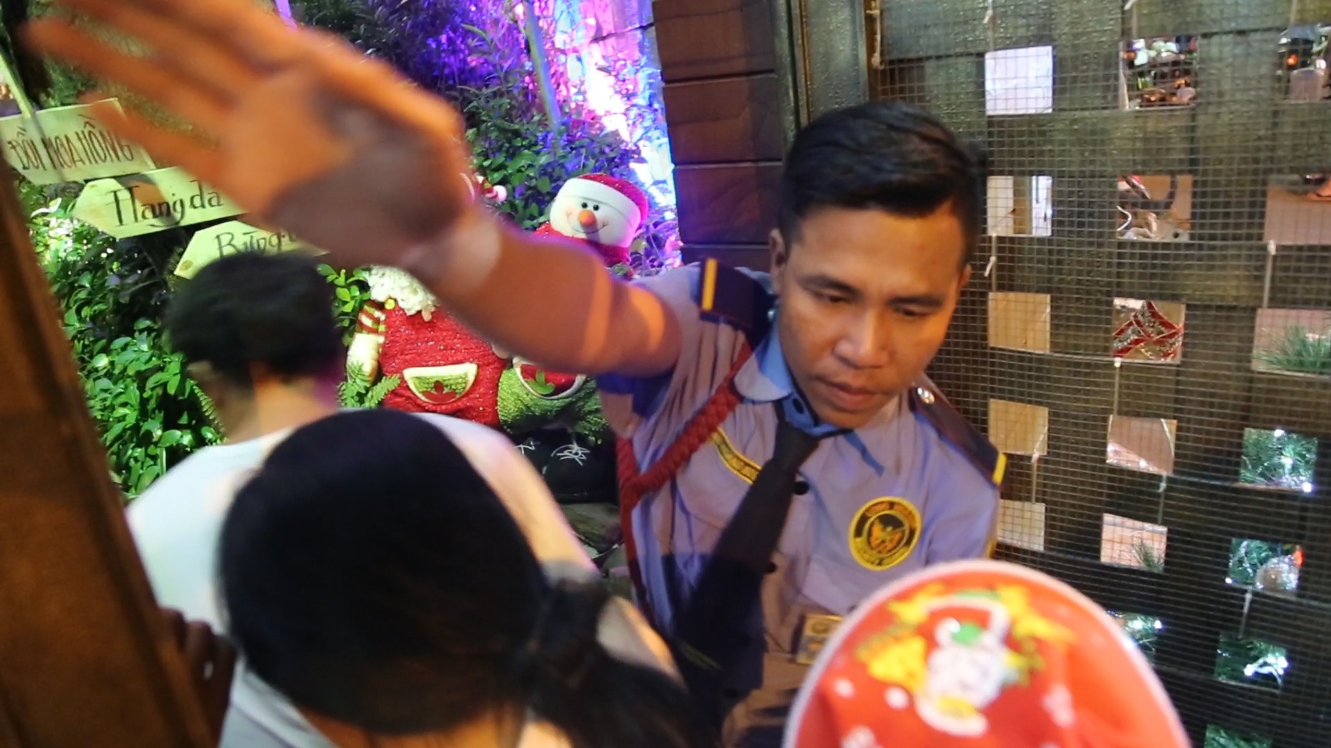 Xep hang 30 phut de vao nha Dam Vinh Hung chup anh Noel hinh anh