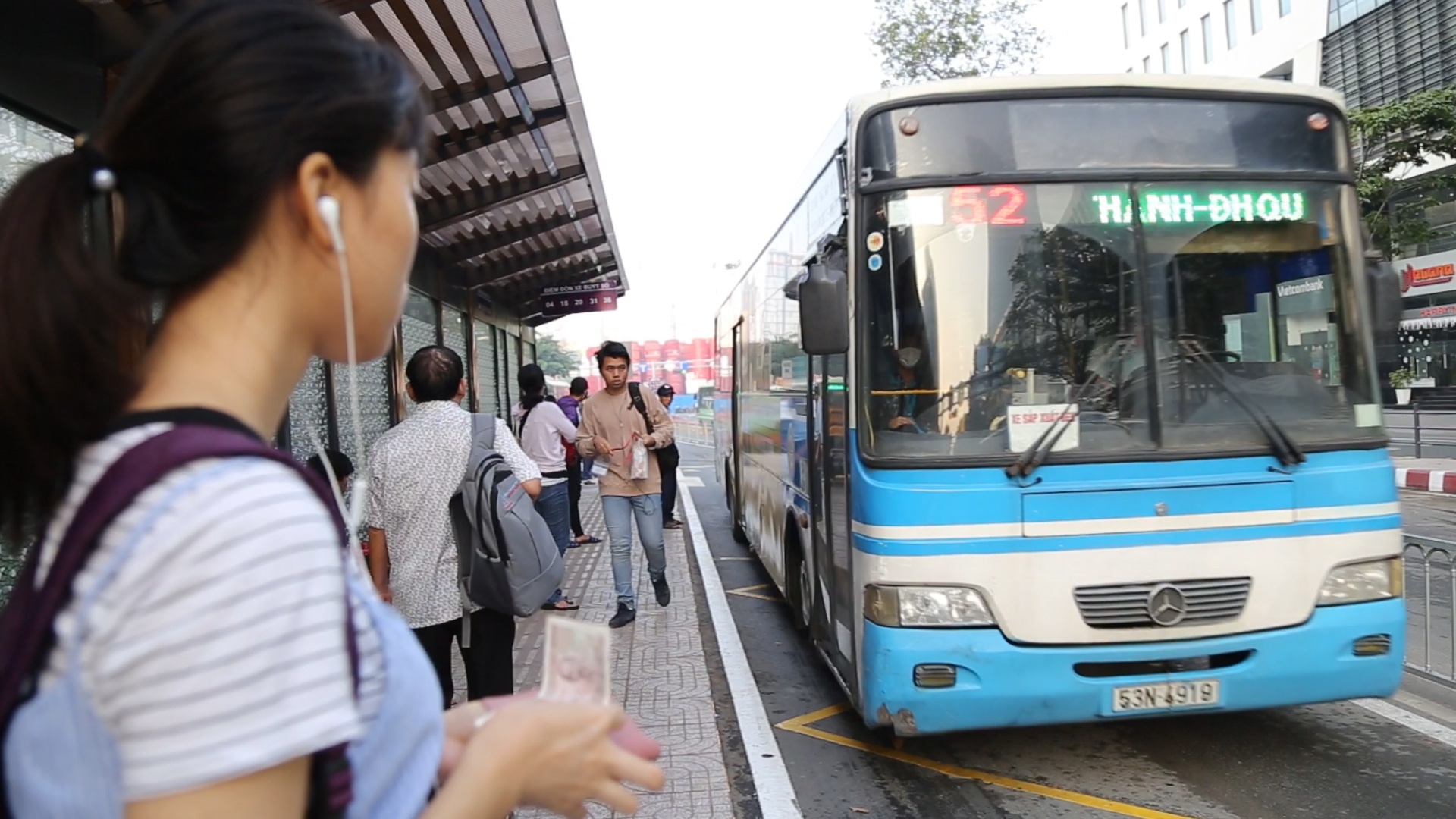 Tram xe buyt hien dai hon 8,5 ty o Sai Gon hinh anh