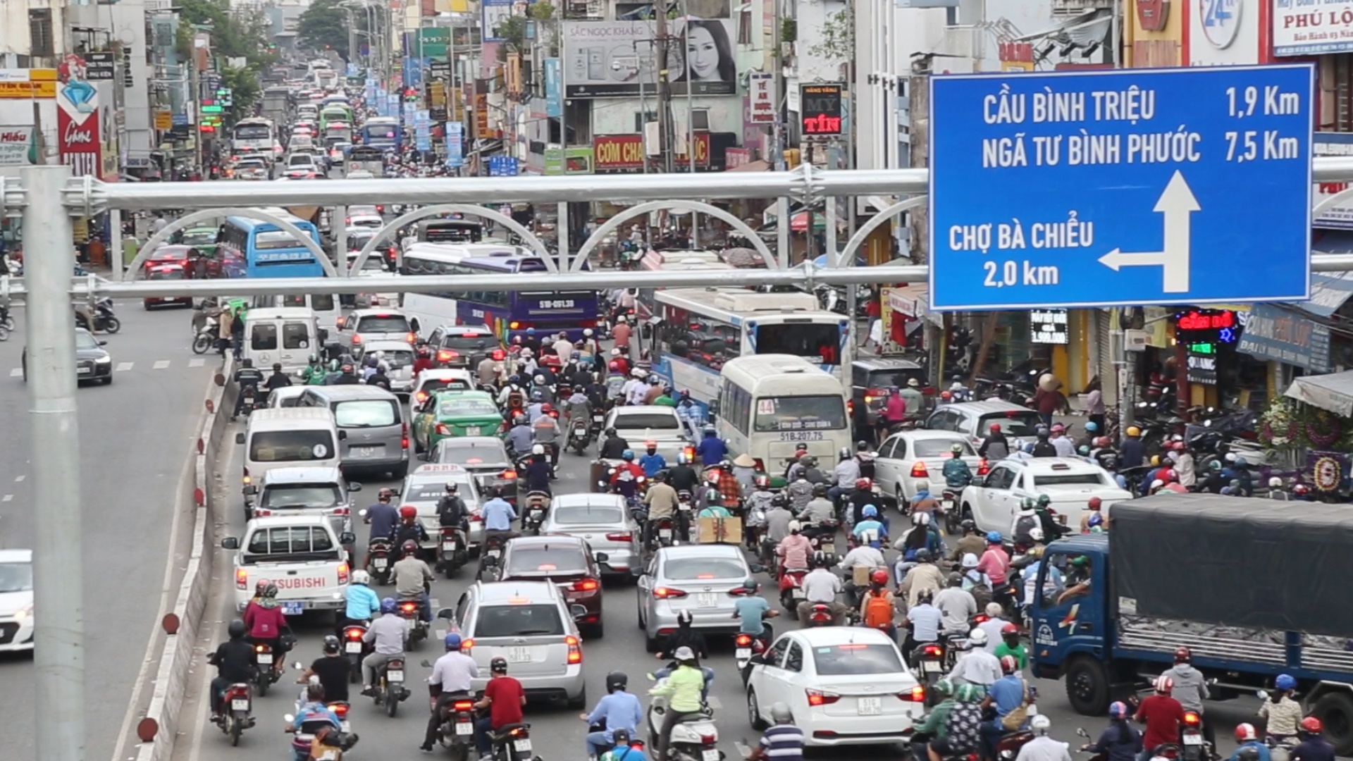 Chen chuc o ben xe mua ve di nghi Tet hinh anh