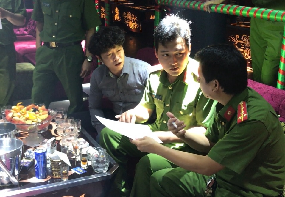 Cong an TP. HCM dot kich quan bar trong dem hinh anh