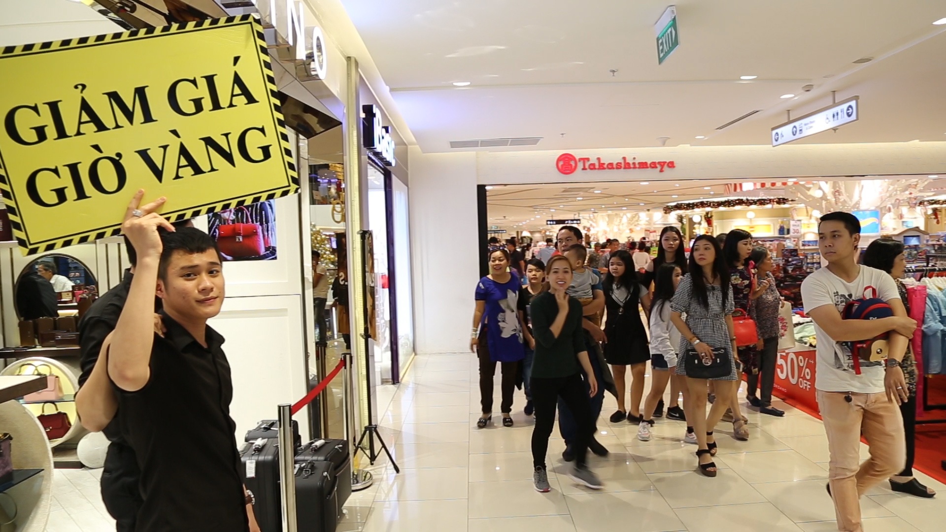 'Cho troi' o Sai Gon dong nghit, TTTM vang khach mua hinh anh