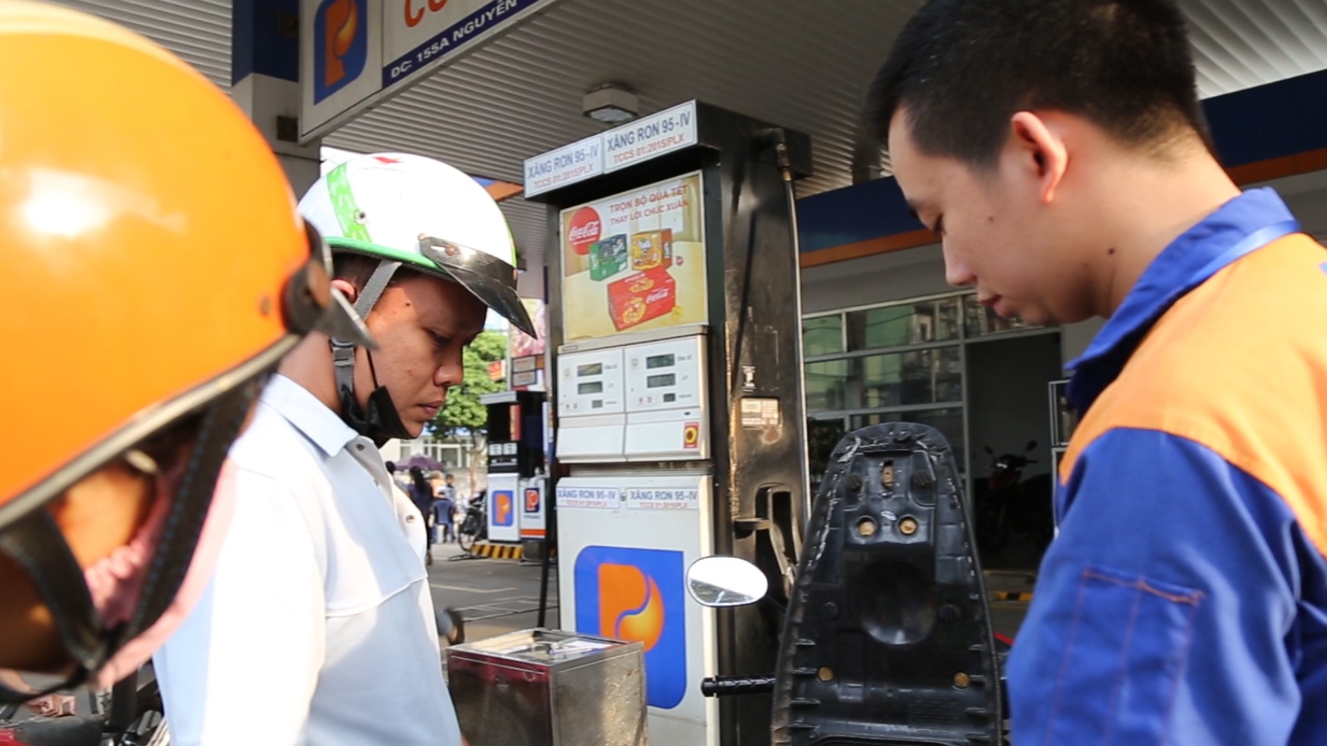 Ngay dau ban E5 thay xang A92, cu 10 khach mua thi 7 nguoi chon A95 hinh anh