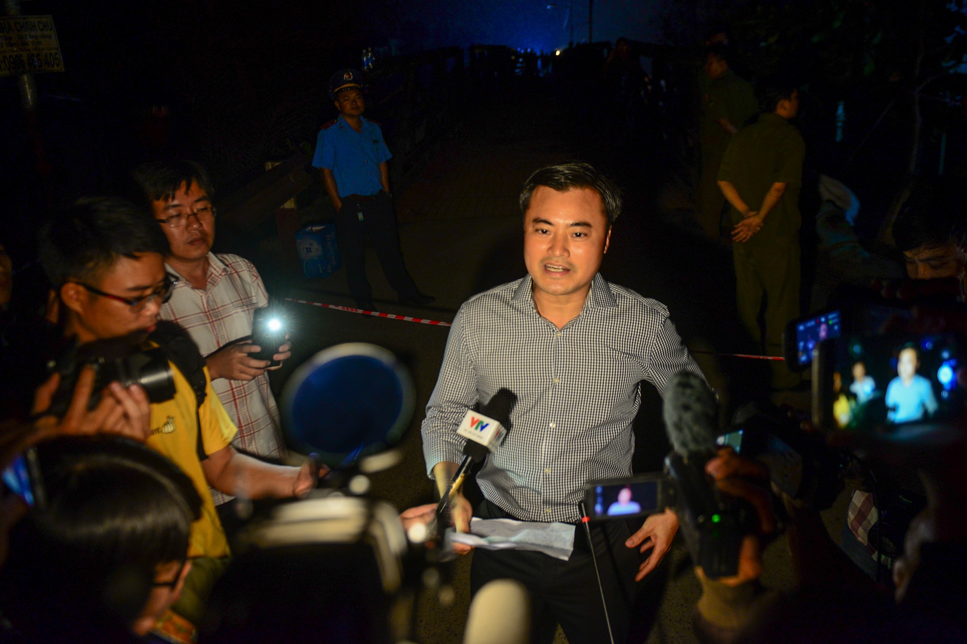 Cong an dieu tra dau hieu vi pham cua tai xe xe tai vu cau Long Kien hinh anh