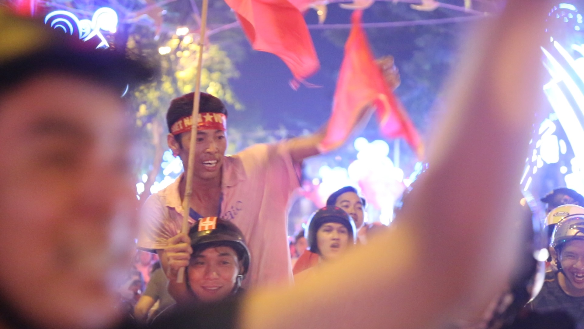 CDV Sai Gon xuong duong ho het mung chien thang U23 VN hinh anh