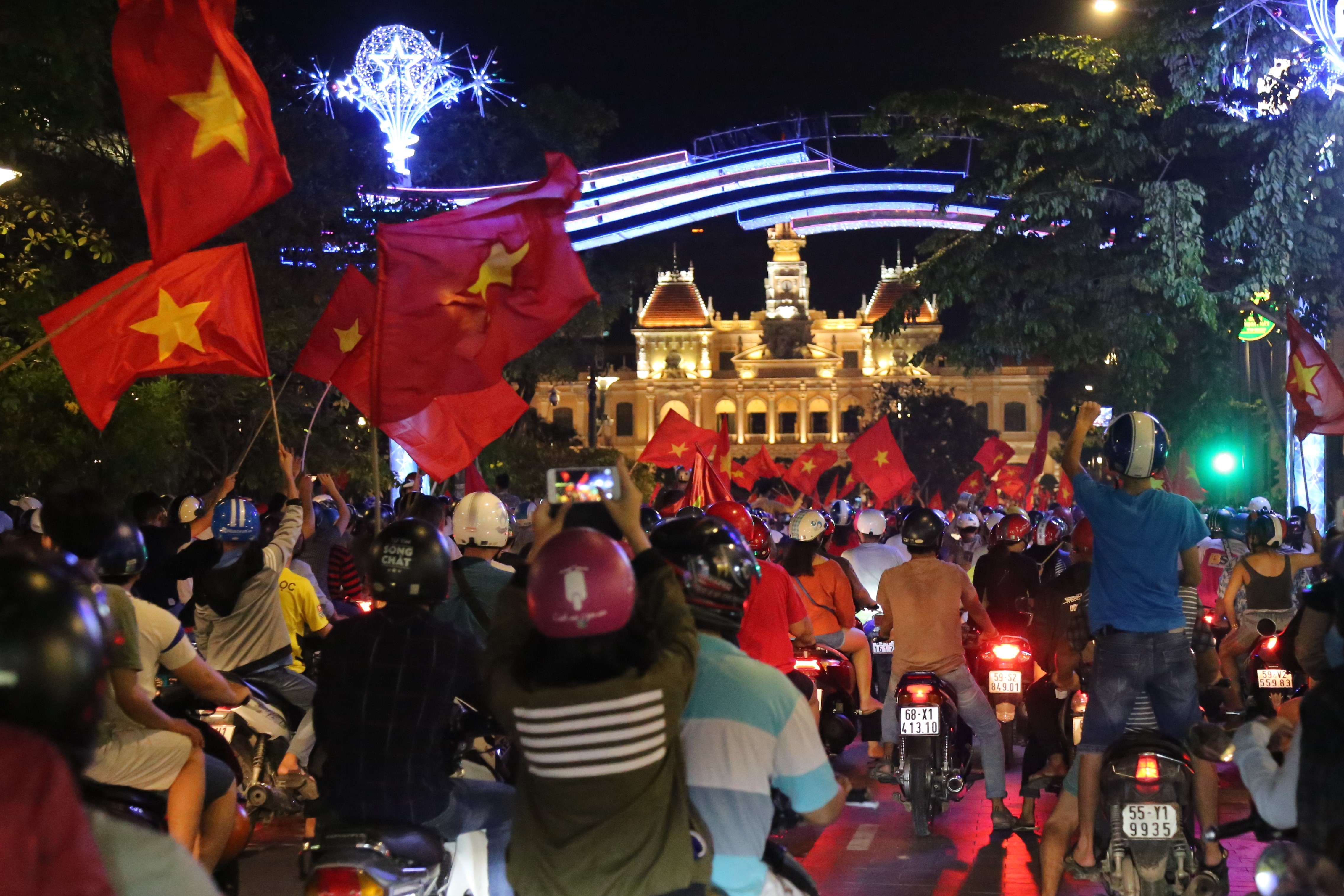 Pho di bo Nguyen Hue nao loan vi CDV an mung U23 Viet Nam hinh anh