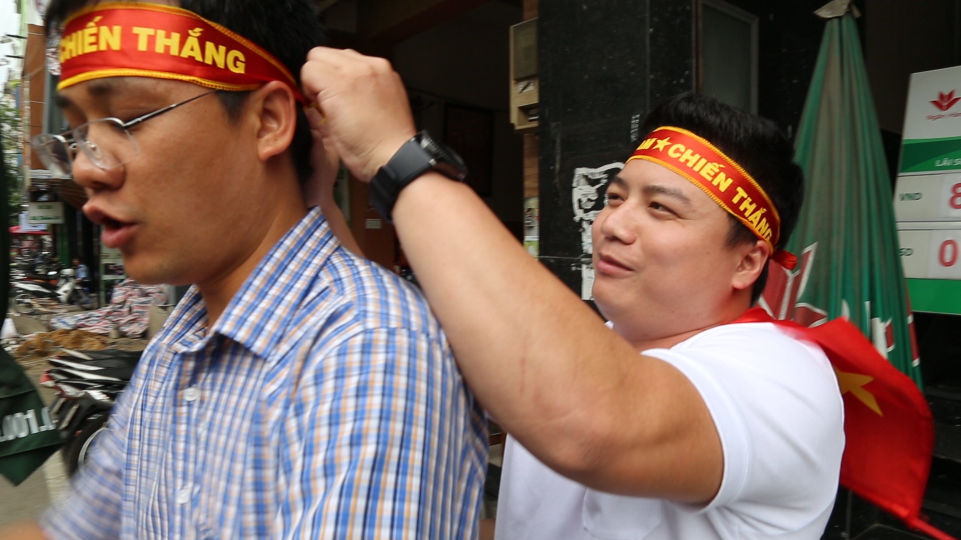 Nhan vien nghi lam, quan nhau dong khach truoc tran ban ket lich su hinh anh