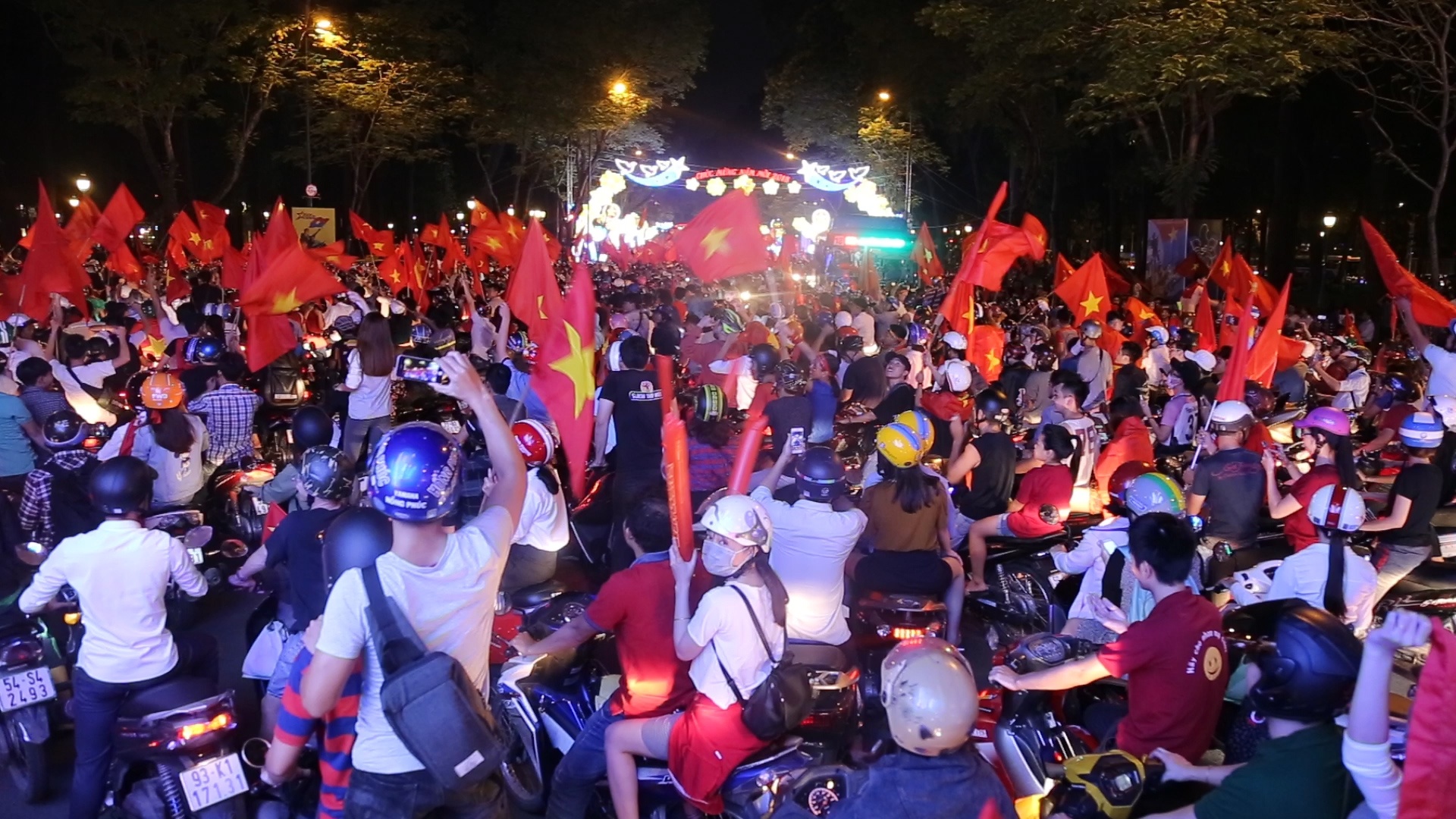 CDV do ra duong an mung, trung tam Sai Gon ket cung hinh anh