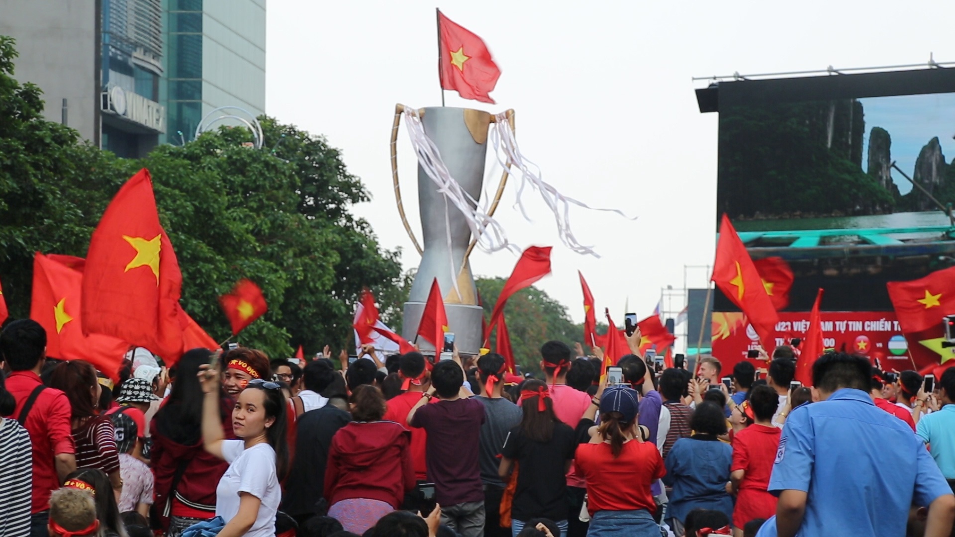 CDV Sai Gon ruoc cup khong lo o pho di bo hinh anh