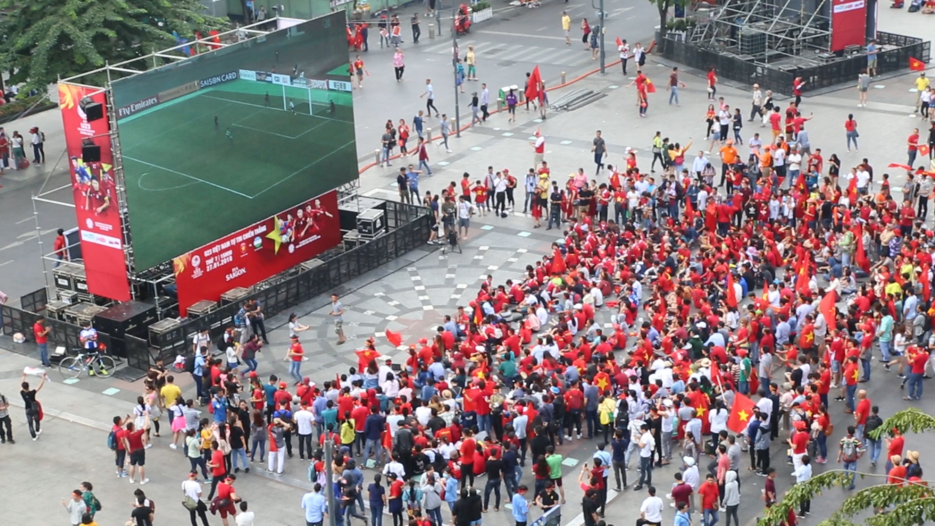 Pho di bo Nguyen Hue dong nghit CDV Sai Gon nhin tu tren cao hinh anh