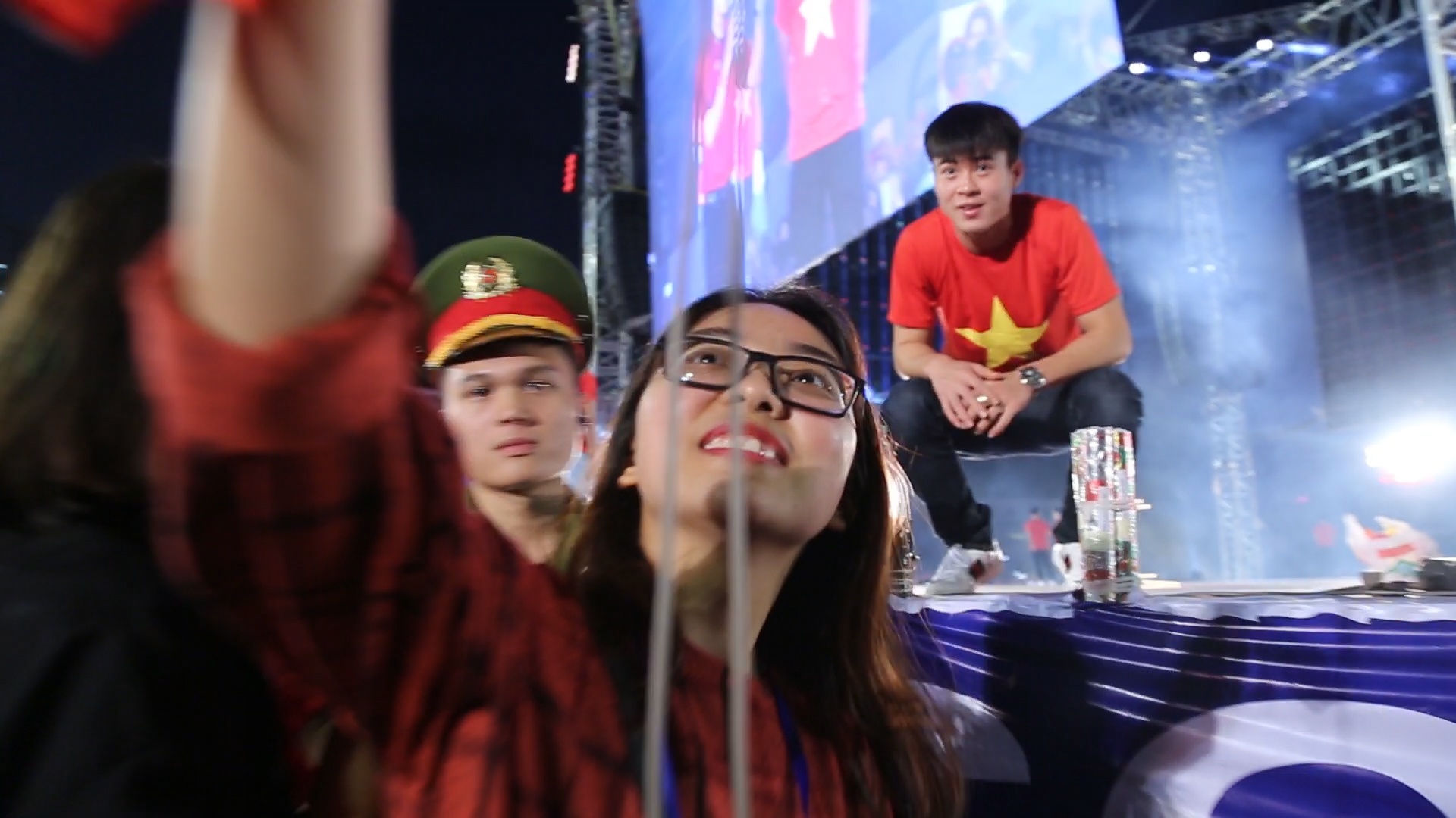 Xuan Truong, Quang Hai vay tay chao, fan ho het vui suong hinh anh